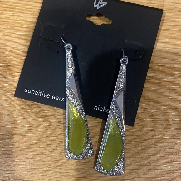 Elegant Silver and Green Earrings - Picture 2 of 3